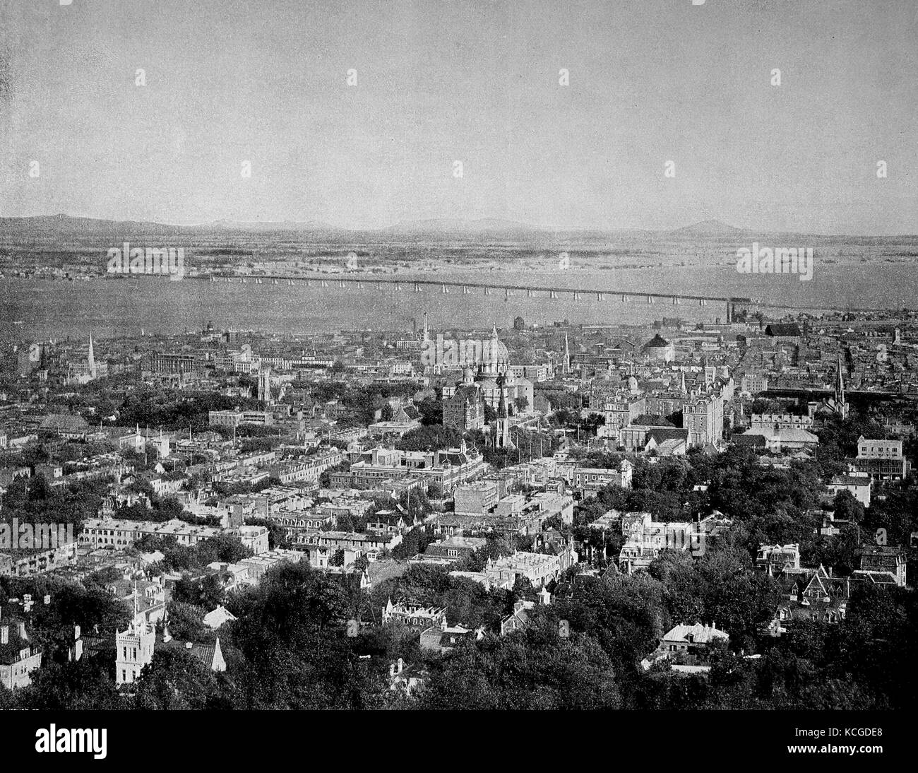 Canadá, vista desde el Monte Real a la ciudad de Montreal y el río San Lorenzo, en la provincia de Quebec, mejor reproducción digital de una foto histórica desde el año 1899 (estimado) Foto de stock