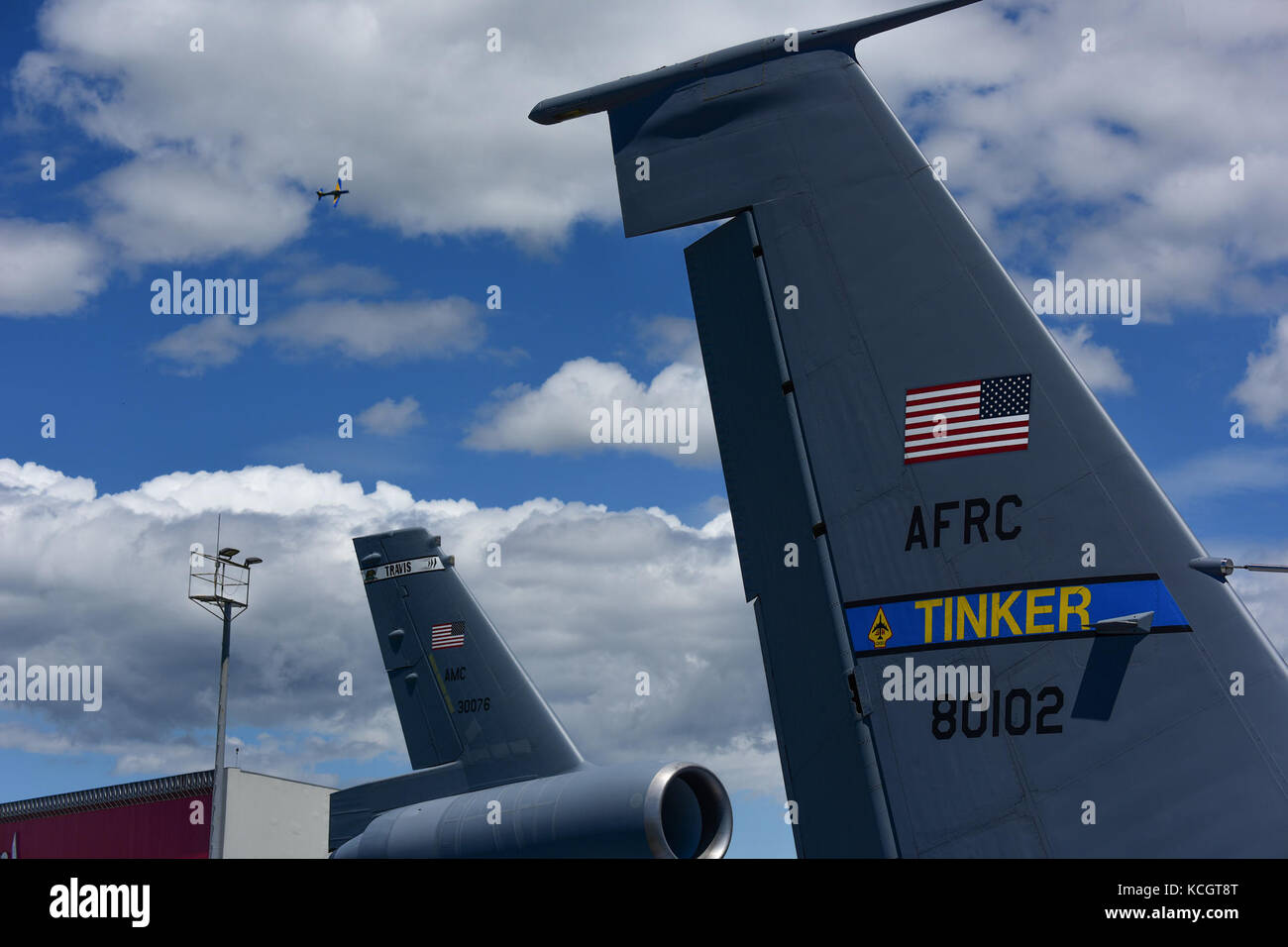 El Escuadrón de humo de la Fuerza Aérea Brasileña participa en Feria Aeronáutica Internacional—Colombia 2017 en el Aeropuerto Internacional José María Córdova en Rionegro, Colombia, 13 de julio de 2017. La Fuerza Aérea de los Estados Unidos participa en el programa aéreo de cuatro días con dos F-16 de la Guardia Nacional Aérea de Carolina del Sur como pantallas estáticas, además de pantallas estáticas de un KC-135, KC-10, Junto con una demostración aérea F-16 del equipo de demostración Viper East del comando de combate aéreo.la participación militar de los Estados Unidos en la feria aérea ofrece una oportunidad para fortalecer nuestras relaciones entre militares y pa regionales Foto de stock