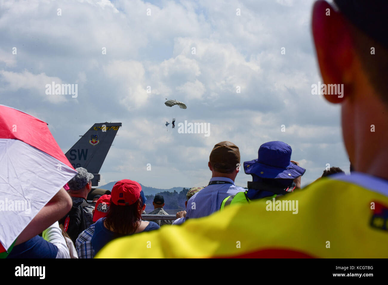 Un miembro del Equipo de Paracaidismo de la Fuerza Aérea Colombiana, Gules  Eagle, realiza un salto en el Aeropuerto Internacional José María Córdova  durante Feria Aeronáutica Internacional—Colombia 2017 en Rionegro, Colombia,  14