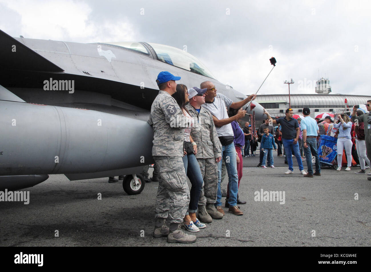 El Sargento Primero de la Fuerza Aérea de EE.UU. Jeff Hopper y John Bonovich, ambos asignados a la Guardia Nacional Aérea de Carolina del Sur el 169º Escuadrón de Mantenimiento de Aeronaves, tome un selfie con visitantes a la Fuerza Aérea Colombiana la Feria Aeronautica Internaccional - Colombia en Rionegro, 15 de julio de 2017. La Guardia Nacional Aérea de Carolina del Sur está respaldando su estado socio con dos F-16 para el air show en Rionegro, Antioquia, Colombia desde julio 13-16, 2017. La participación militar de los Estados Unidos en el air show proporciona una oportunidad para fortalecer nuestros militares con relaciones regionales par Foto de stock