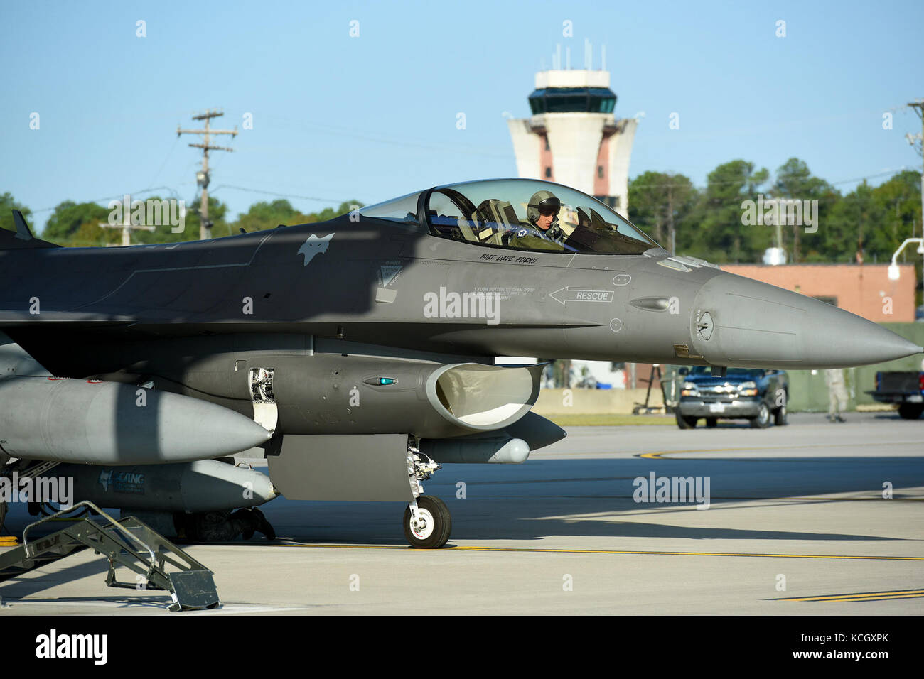 F-16 de la Fuerza Aérea de EE.UU. lucha falcon de cazas de la Guardia Nacional Aérea de Carolina del Sur la 169ª Ala de caza en mcentire joint base de la guardia nacional, el lanzamiento para reubicar en preparación para el huracán el impacto potencial de la irma, sept. 9, 2017. El huracán irma llegó como un huracán de categoría 5 en el océano atlántico y se prevé que el impacto partes de S.C. La Guardia Nacional Aérea de EE.UU. (Foto por el sargento primero caycee Watson) Foto de stock