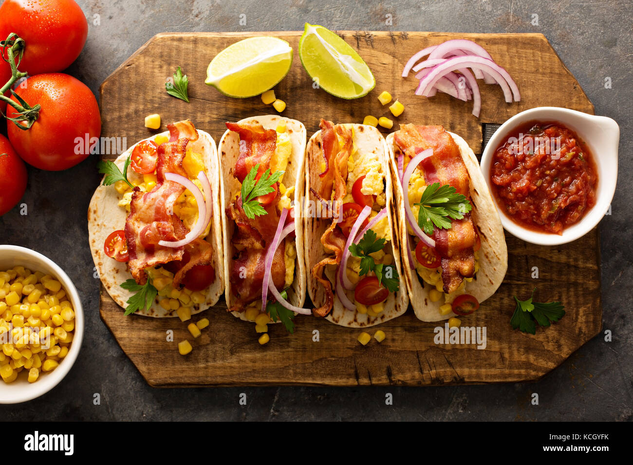 Tacos de desayuno con huevos revueltos y bacon. Foto de stock
