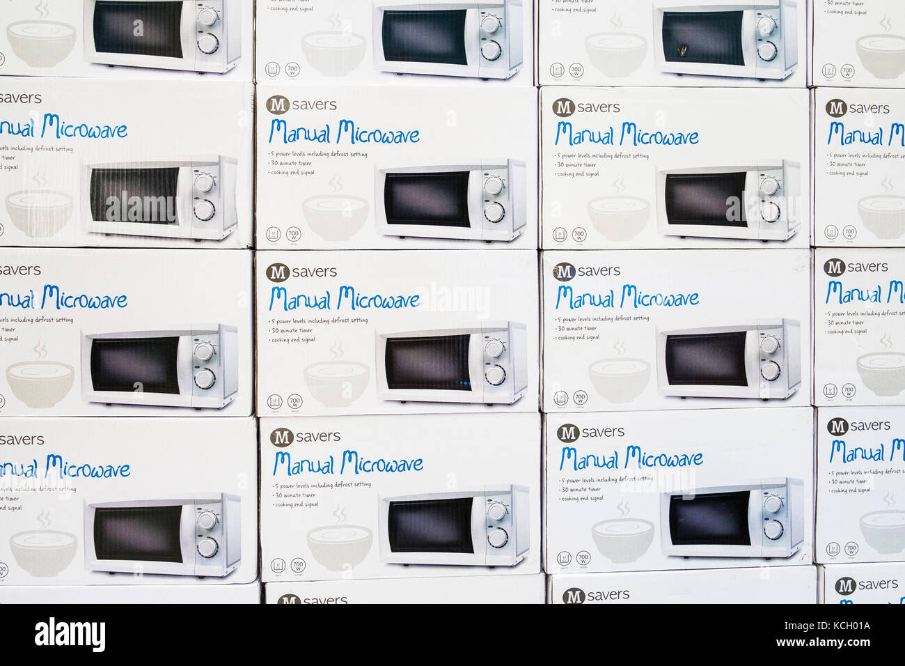 Cajas de microondas apiladas en exhibición y venta Fotografía de stock -  Alamy