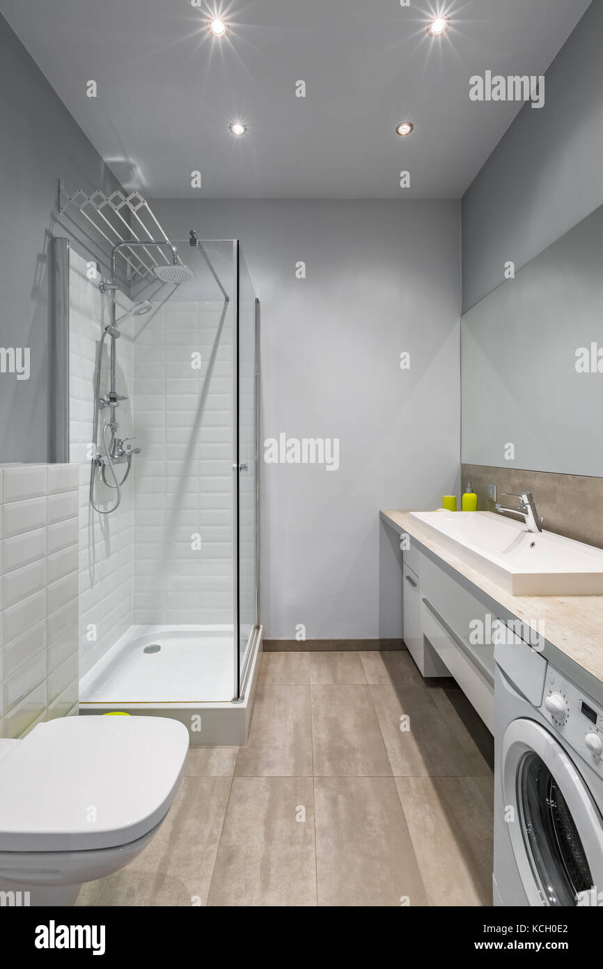 Moderno y luminoso cuarto de baño con ducha, wc y arandela Fotografía de  stock - Alamy
