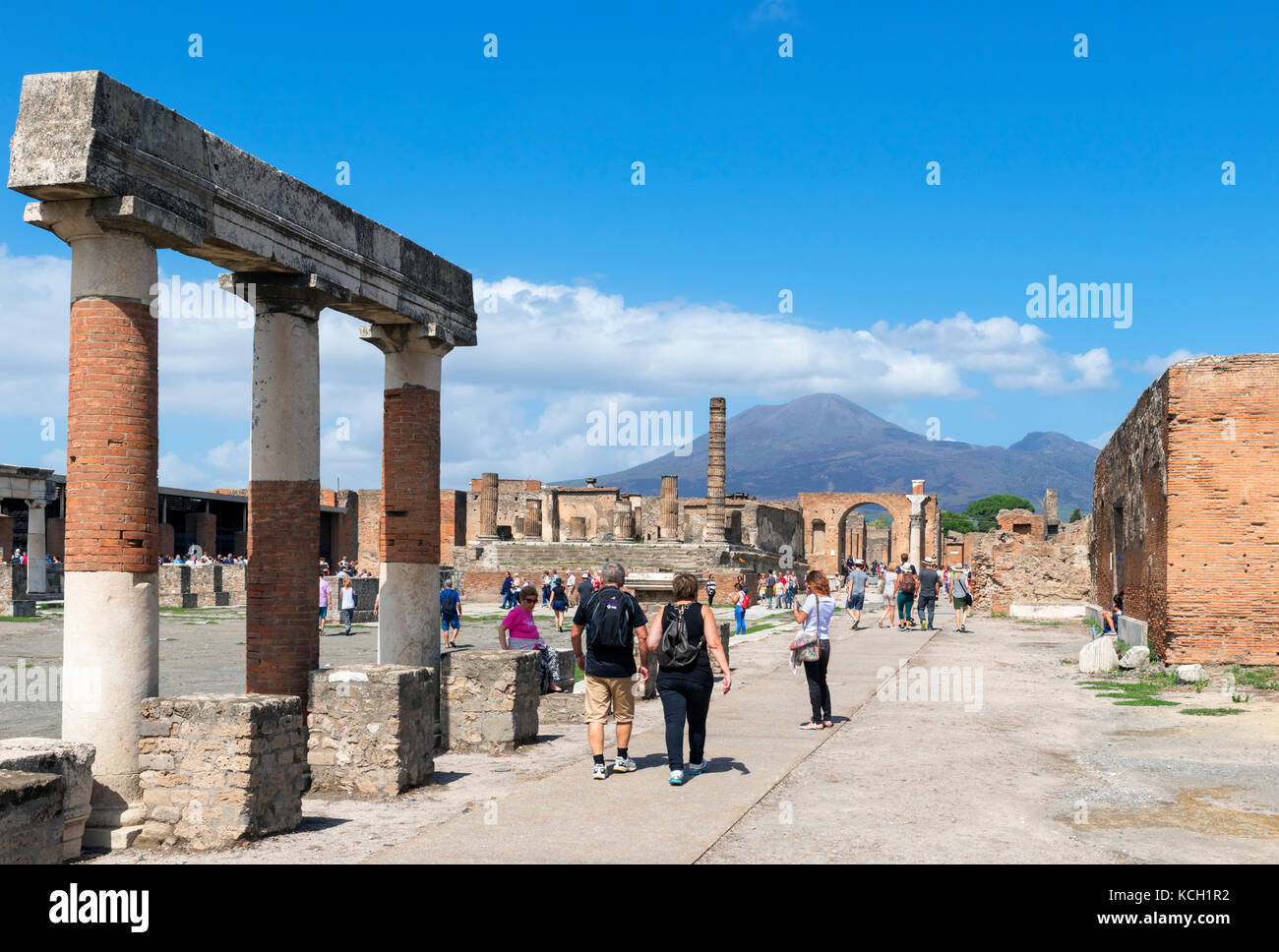 Pompeya. Ruinas del Foro Romano de Pompeya, mirando hacia el Monte Vesubio en el fondo, Nápoles, Campania, Italia Foto de stock