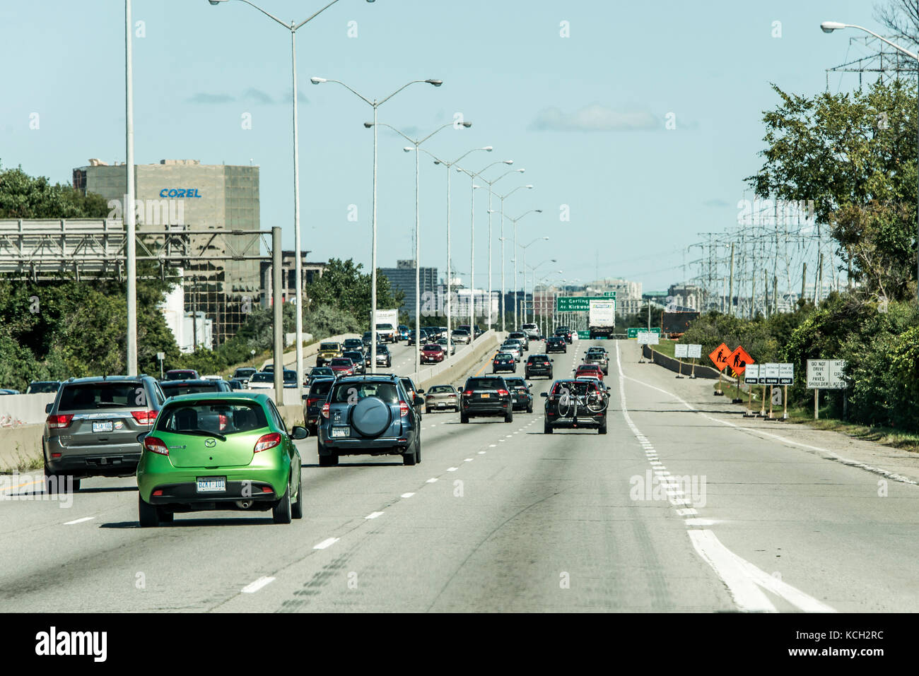 Toronto, Canada 09.09.2017 el tráfico en la zona de construcción en la autopista principal, cerca de Toronto, Canadá Foto de stock