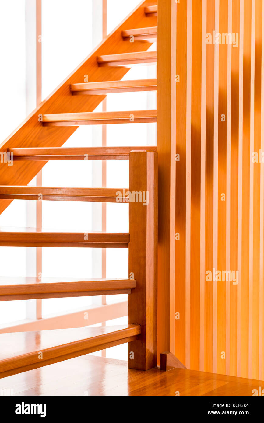 Escalera madera interior fotografías e imágenes de alta resolución - Alamy