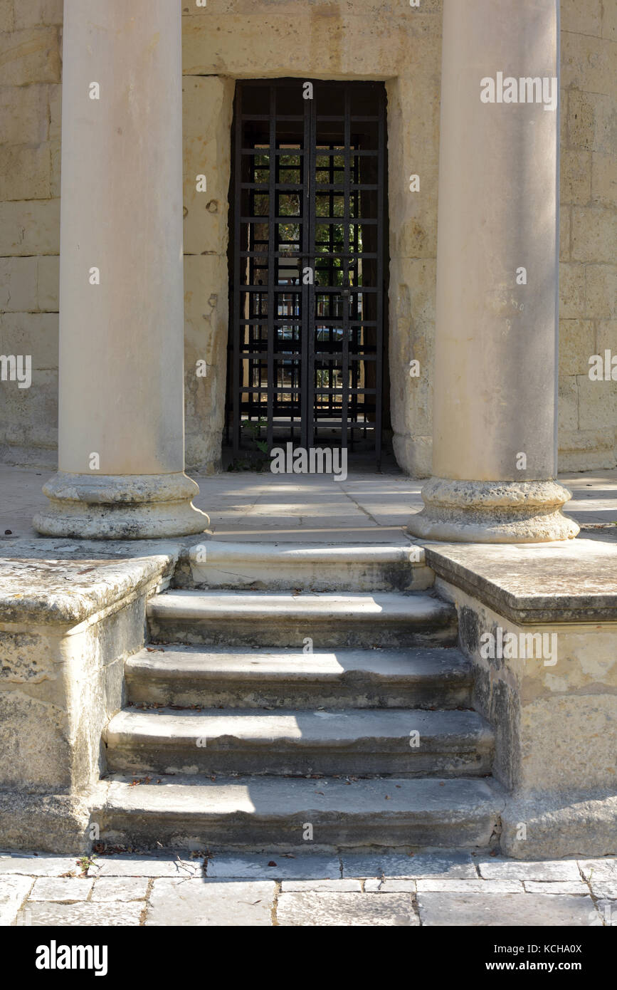Una puerta de hierro forjado en la parte superior de un conjunto de  escalones de piedra. Asegurar la puerta o entrada a zona segura cerca de  unas escaleras o escalera. stronghold y