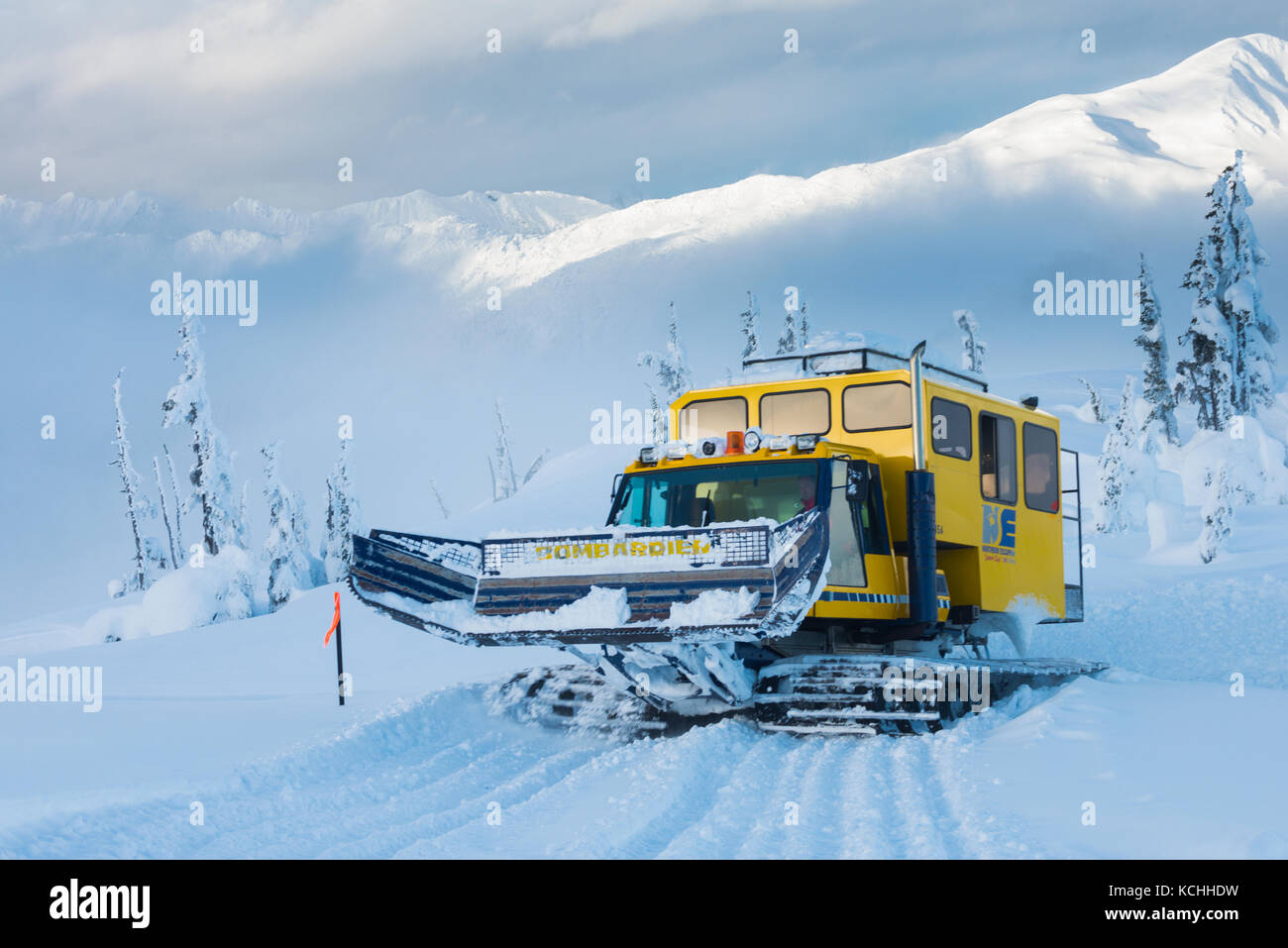 Un snowcat construye un camino en las montañas de la costa cerca de la terraza, British Columbia Foto de stock