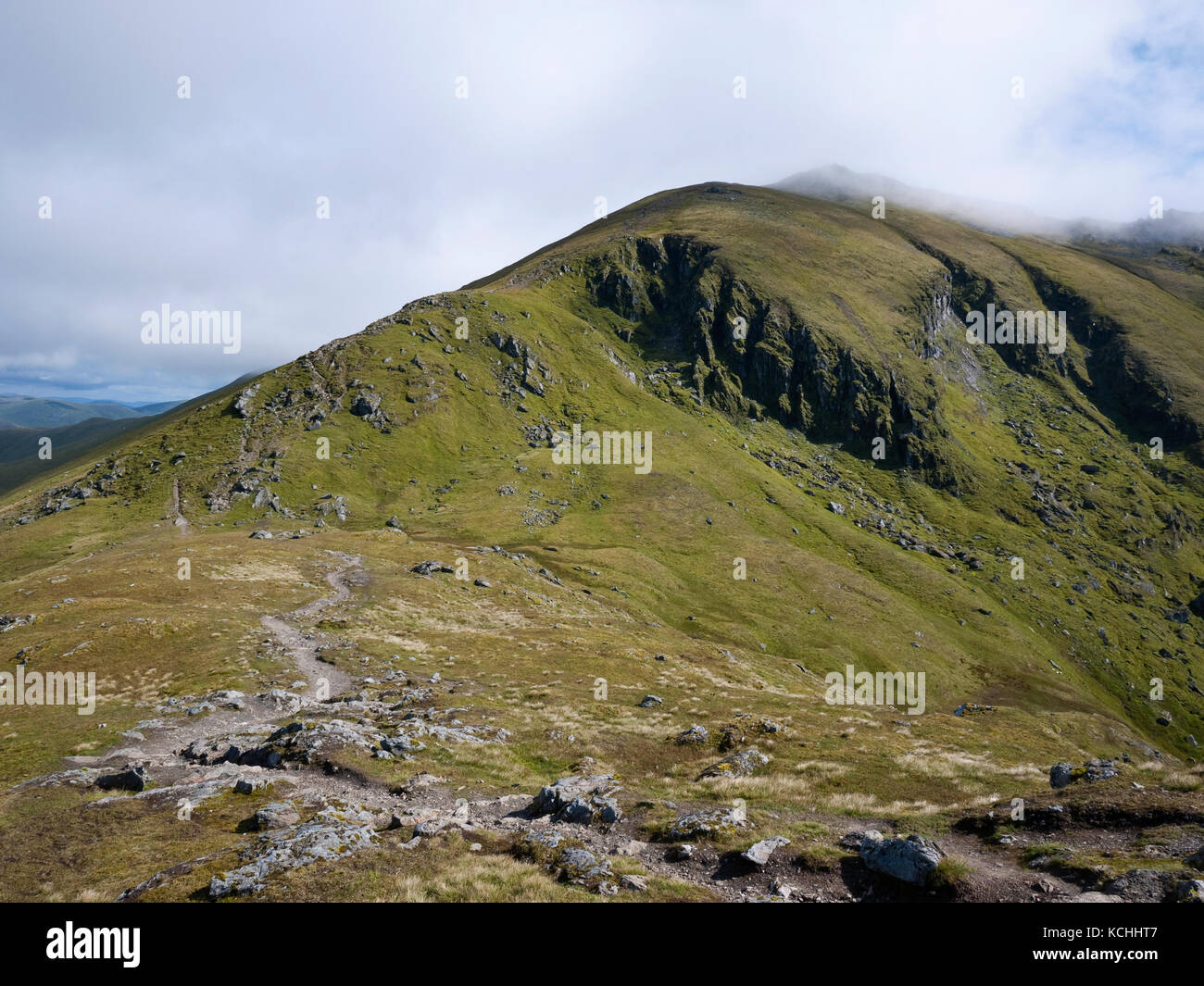La cumbre de Ben Abogados (1214m), un munro en las Highlands escocesas, visto desde la cresta que va desde el adyacente munro de Beinn Ghlas Foto de stock