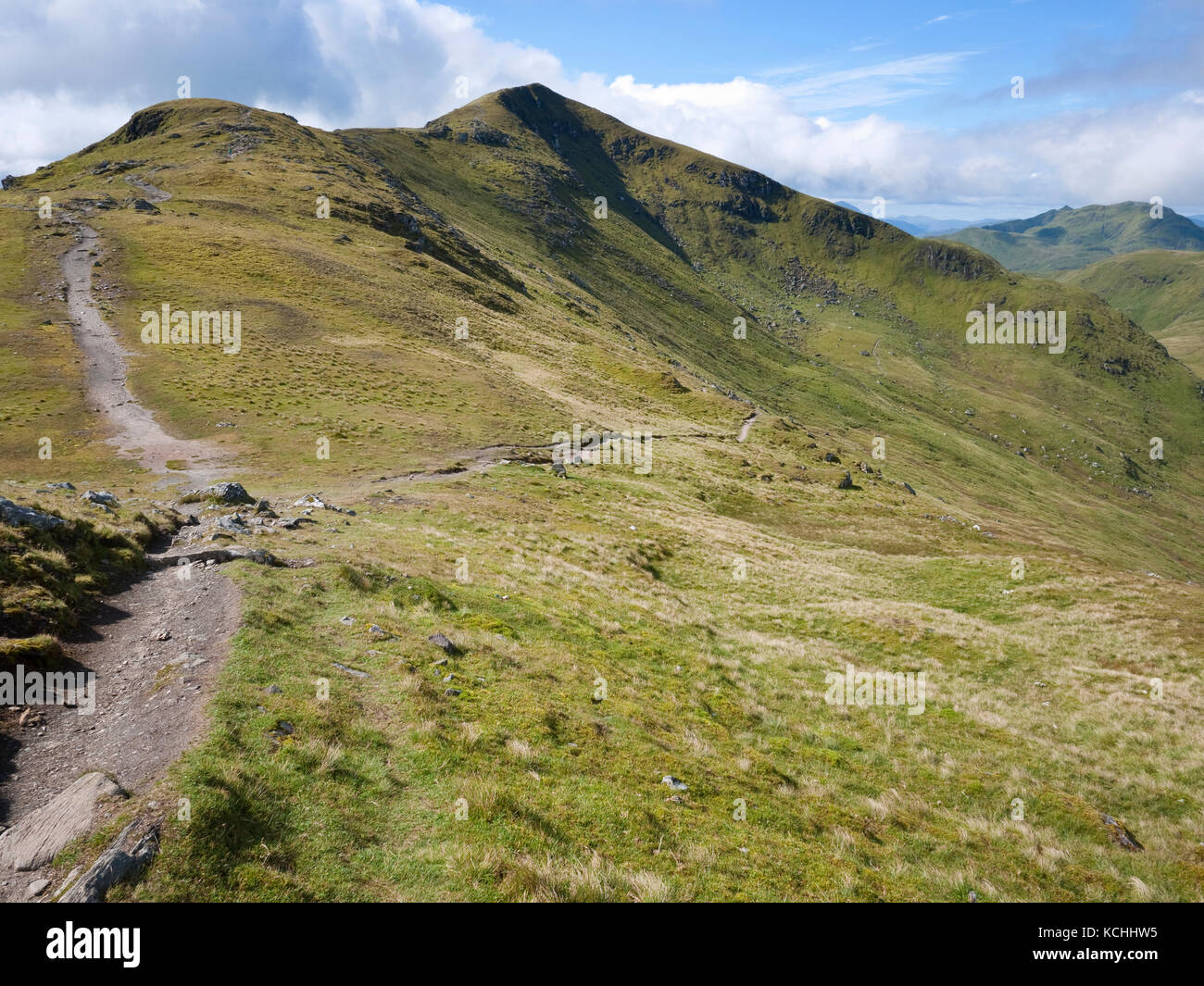 La vista al sur oeste de Ben Abogados, mostrando Beinn Ghlas y Meall nan Tarmachan Foto de stock