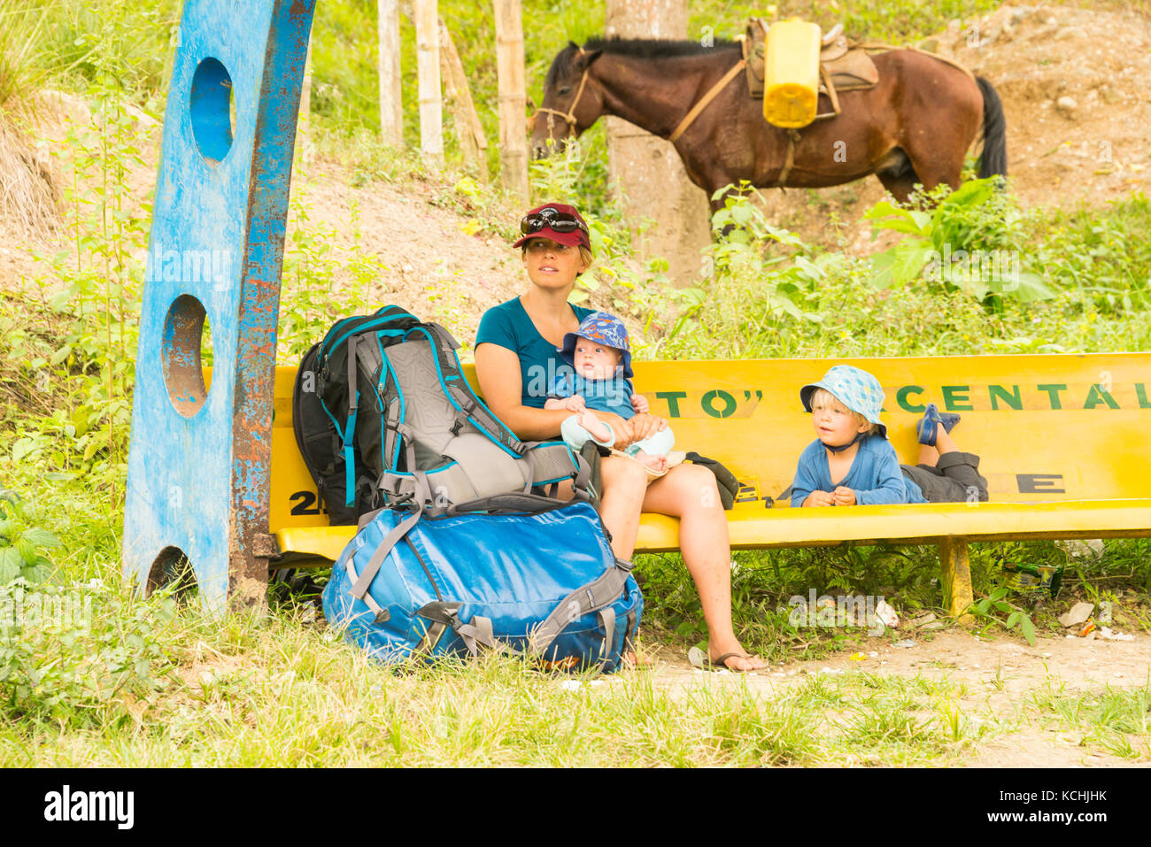 Una familia espera un bus rural Foto de stock