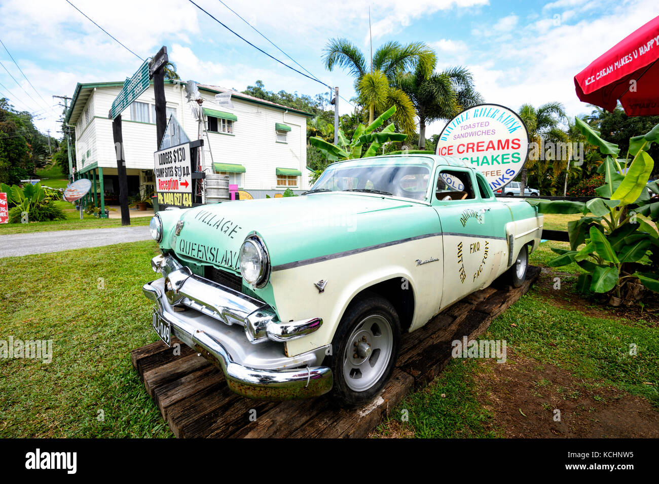 Vintage Ford Mainline muestran delante de un café en Daintree Village