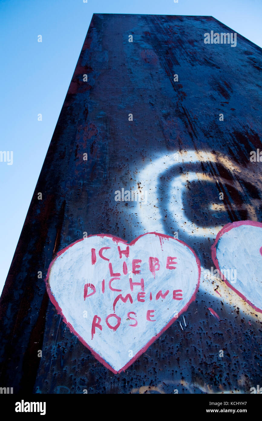 Alemania, Ruhr área, Essen, graffiti en la losa de acero por Richard Serra en el montón de Schurenbach. Deutschland, Ruhrgebiet, Essen, Graffiti auf der Sta. Foto de stock