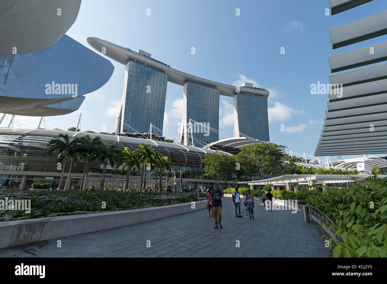Visitantes al complejo Marina Bay con las tres torres del Hotel Marina Bay Sands en Singapur Foto de stock