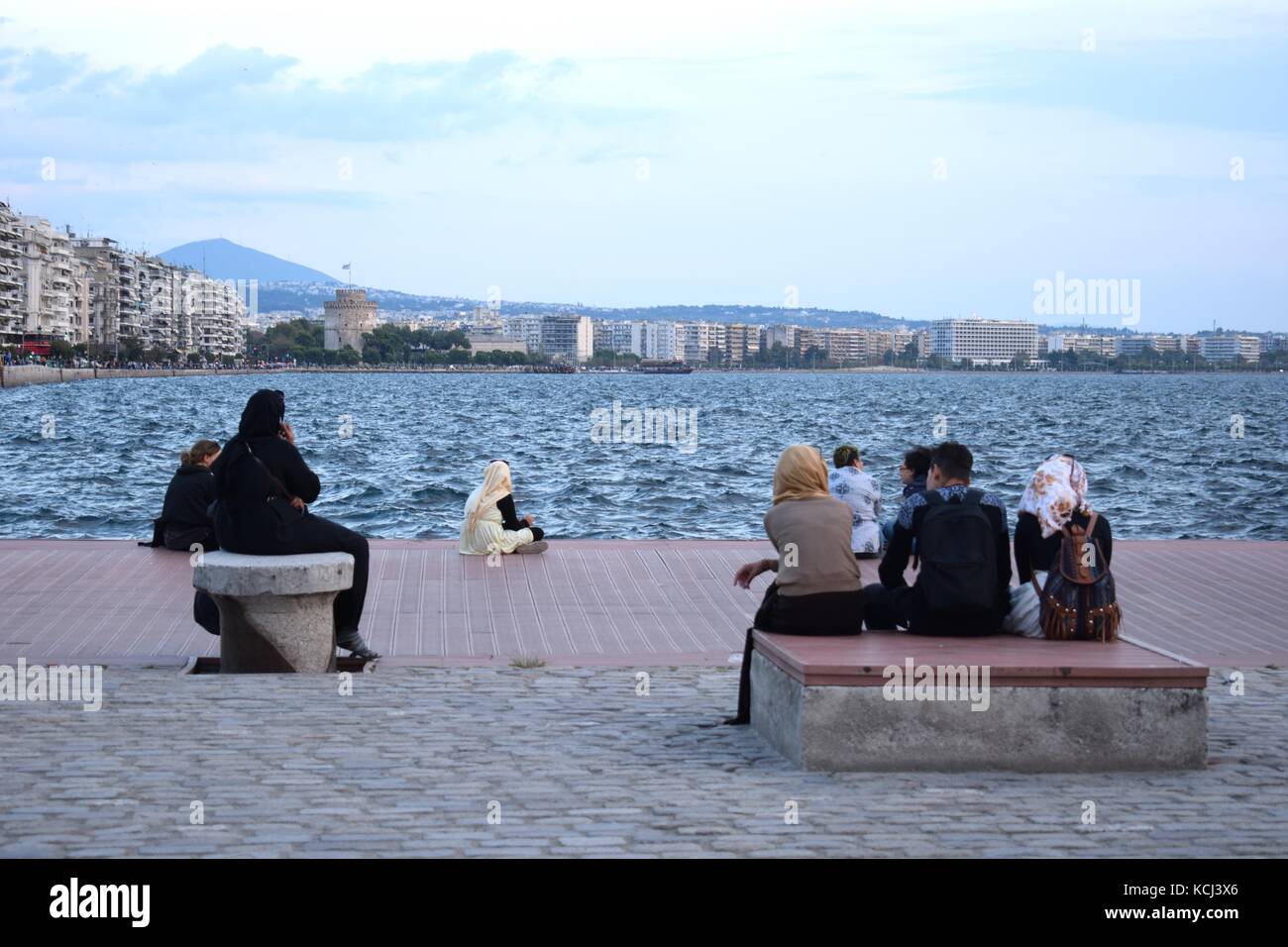 Los seres humanos buscan en el puerto de Salónica, Grecia Foto de stock