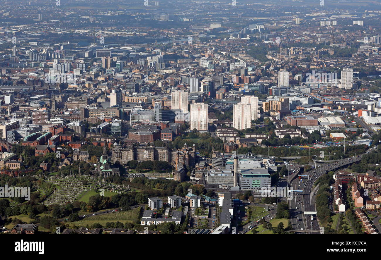 Vista aérea del centro de la ciudad de Glasgow horizonte desde el este, con el Royal Infirmary, Catedral y necrópolis en primer plano, Scotland, Reino Unido Foto de stock