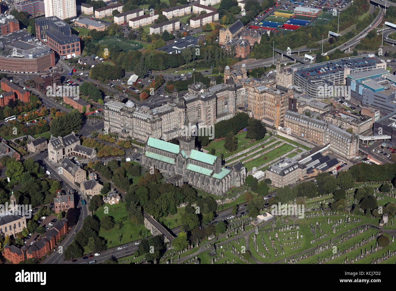 Vista aérea de la Catedral de Glasgow & Royal Infirmary de Glasgow, Escocia, Reino Unido Foto de stock