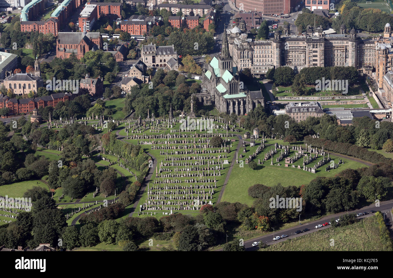 Vista aérea de la Catedral y la Necrópolis de Glasgow, Escocia, Reino Unido Foto de stock