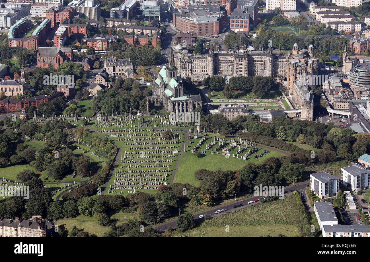 Vista aérea de la Catedral y la Necrópolis de Glasgow, Escocia, Reino Unido Foto de stock