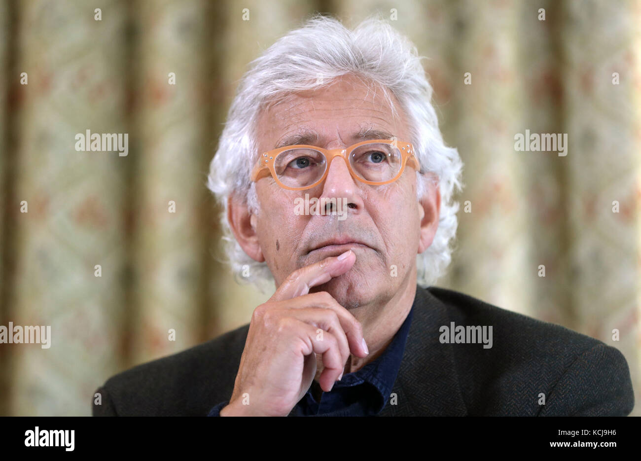 Lincoln Seligman Ahijado De Sir Edward Heath En Una Conferencia De Prensa En El Wrag Barn Golf Country Club En Wiltshire Fotografia De Stock Alamy