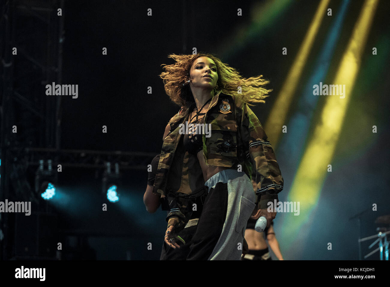 Dinamarca, Roskilde – 30 de junio de 2017. El cantante, compositor y bailarín estadounidense Tinashe realiza un concierto en directo durante el festival de música danés Roskilde Festival 2017. Foto de stock