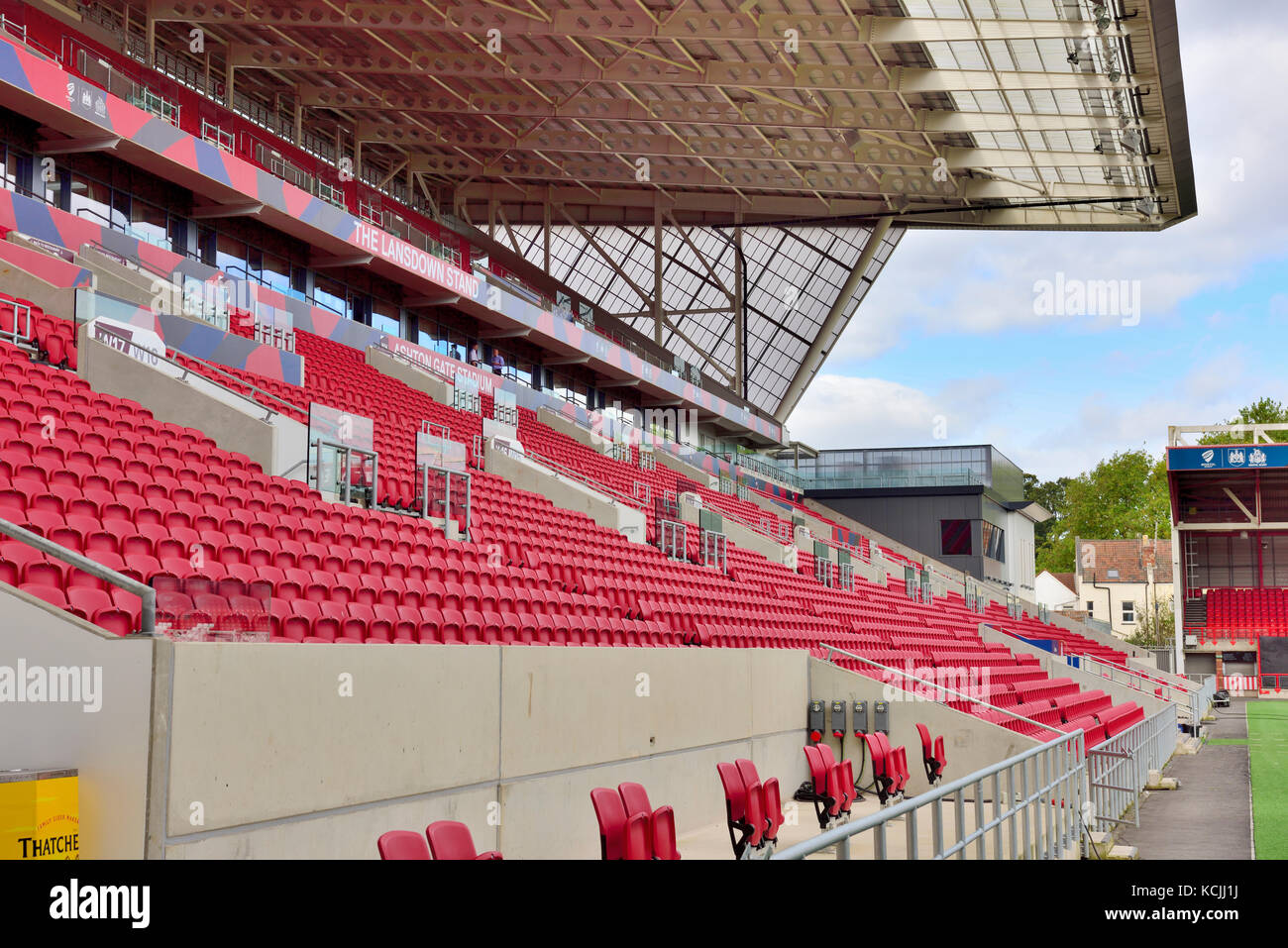 Asientos en el interior Ashton Gate Stadium casa de Bristol City Football Club Foto de stock