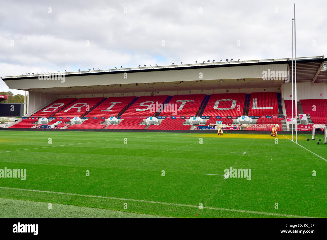 Campo y asientos en el interior vacío Ashton Gate Stadium casa de Bristol City Football Club Foto de stock