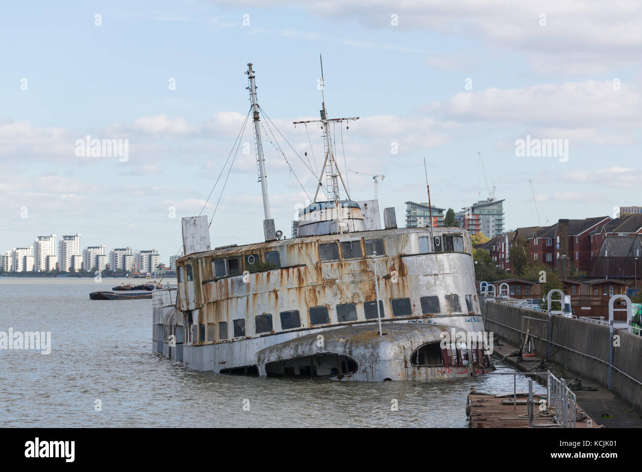 Londres, Reino Unido. 5 Oct, 2017. Ex icónico Mersey Ferry el Royal Iris representada en un estado lamentable de hoy sobre el río Támesis en marea alta con la barrera del Támesis cerrado. El barco de Liverpool en particular ha tenido los Beatles realizar a bordo. Credit: Rob Powell/Alamy Live News Foto de stock