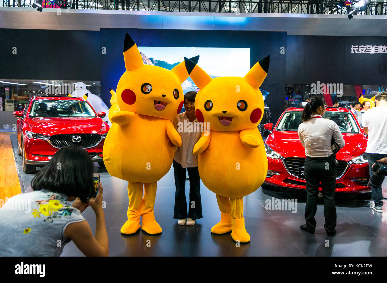 Pikachu mascotas atraer clientes en 2017 Shenzhen auto show. Foto de stock