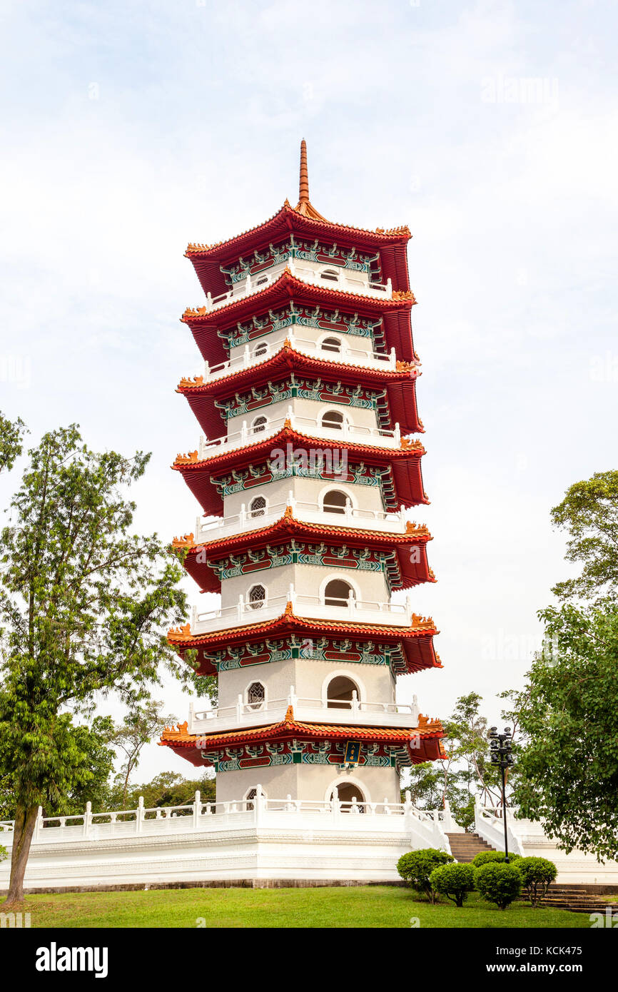 La pagoda de 7 pisos en la singapurense Jurong jardines del lago parque público. La estructura tiene 185 pasos para llegar a la cima. Foto de stock