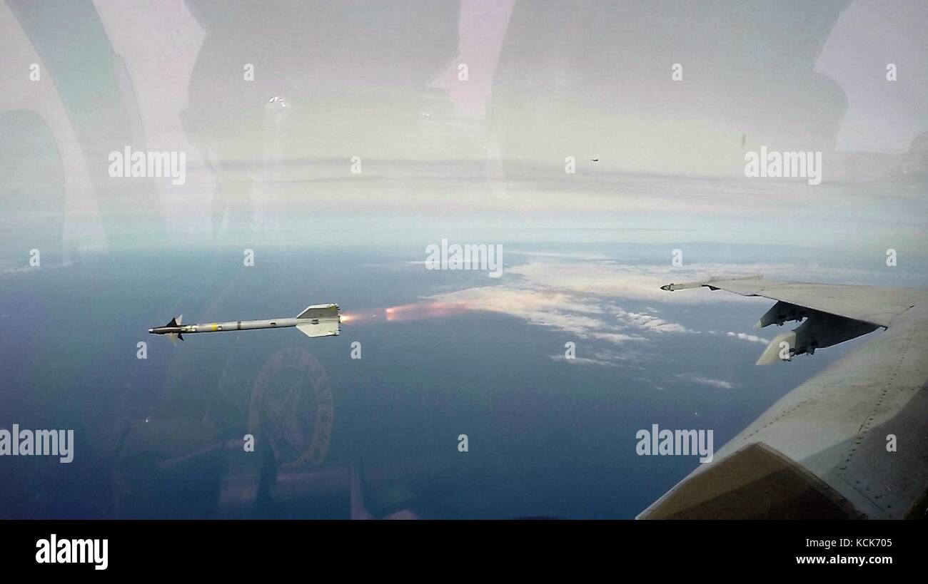 La marina estadounidense F/A-18E Super Hornet cazas jet lanza un AIM-9M Sidewinder misil aire-aire sobre el océano Pacífico durante un ejercicio de entrenamiento en el punto mugu Mar Marzo 4, 2017 en point Mugu, California. (Foto por Chris pagenkopf via planetpix) Foto de stock