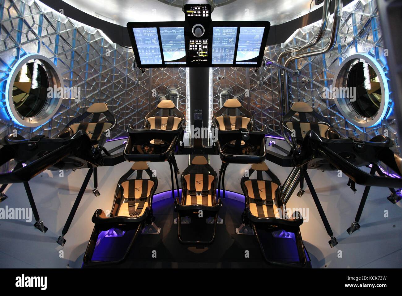 El interior de la nasa spacex dragon v2-rated humano nave tiene una capacidad de siete tripulantes, 30 de mayo de 2014 en Hawthorne, California. (Foto por Dimitri gerondidakis via planetpix) Foto de stock