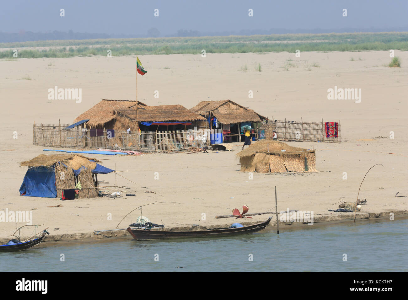 Cabañas estacionales y refugios a lo largo de las orillas del río Irrawaddy en Myanmar (Birmania). Foto de stock