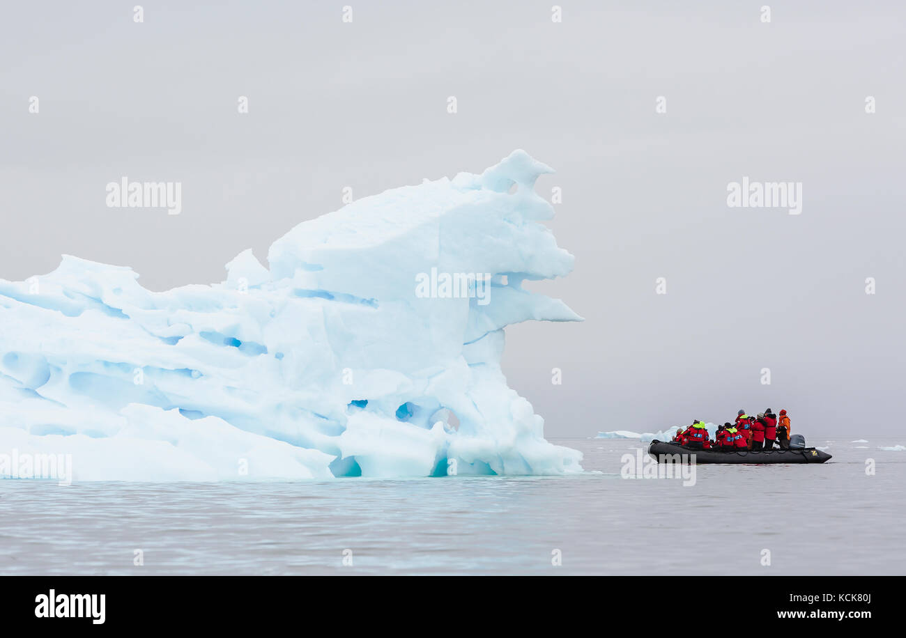 Un pasajero lleno zodiak cruceros entre corrientes de hielo cerca de la isla pleneau, península antártica, en la Antártida Foto de stock