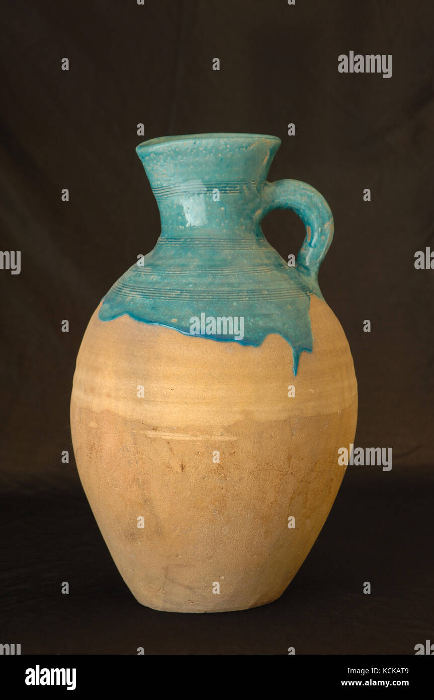 Antigüedades orientales jarra cerámica sobre un fondo negro closeup Foto de stock