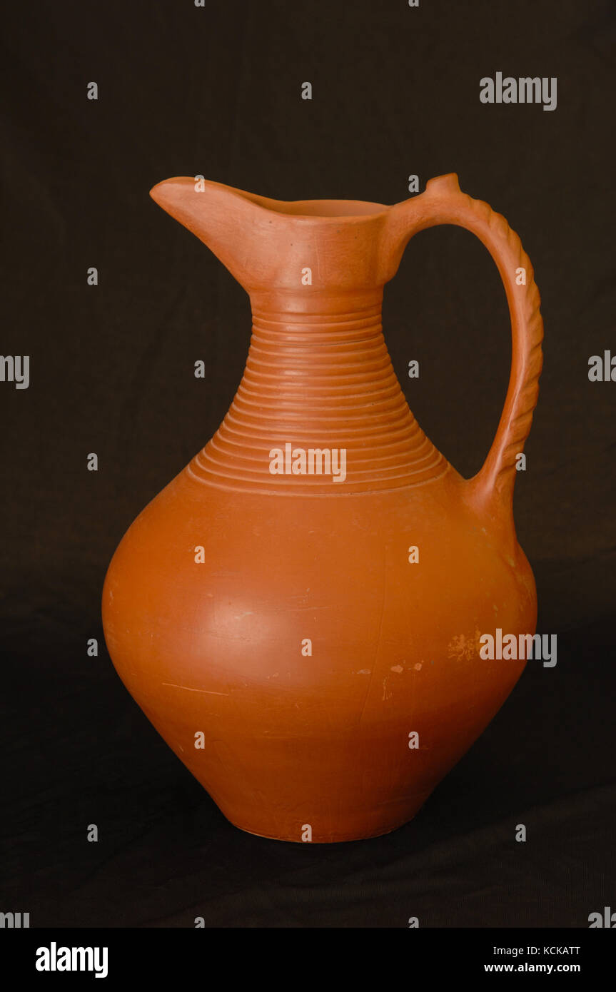 Antigüedades orientales jarra cerámica sobre un fondo negro closeup Foto de stock