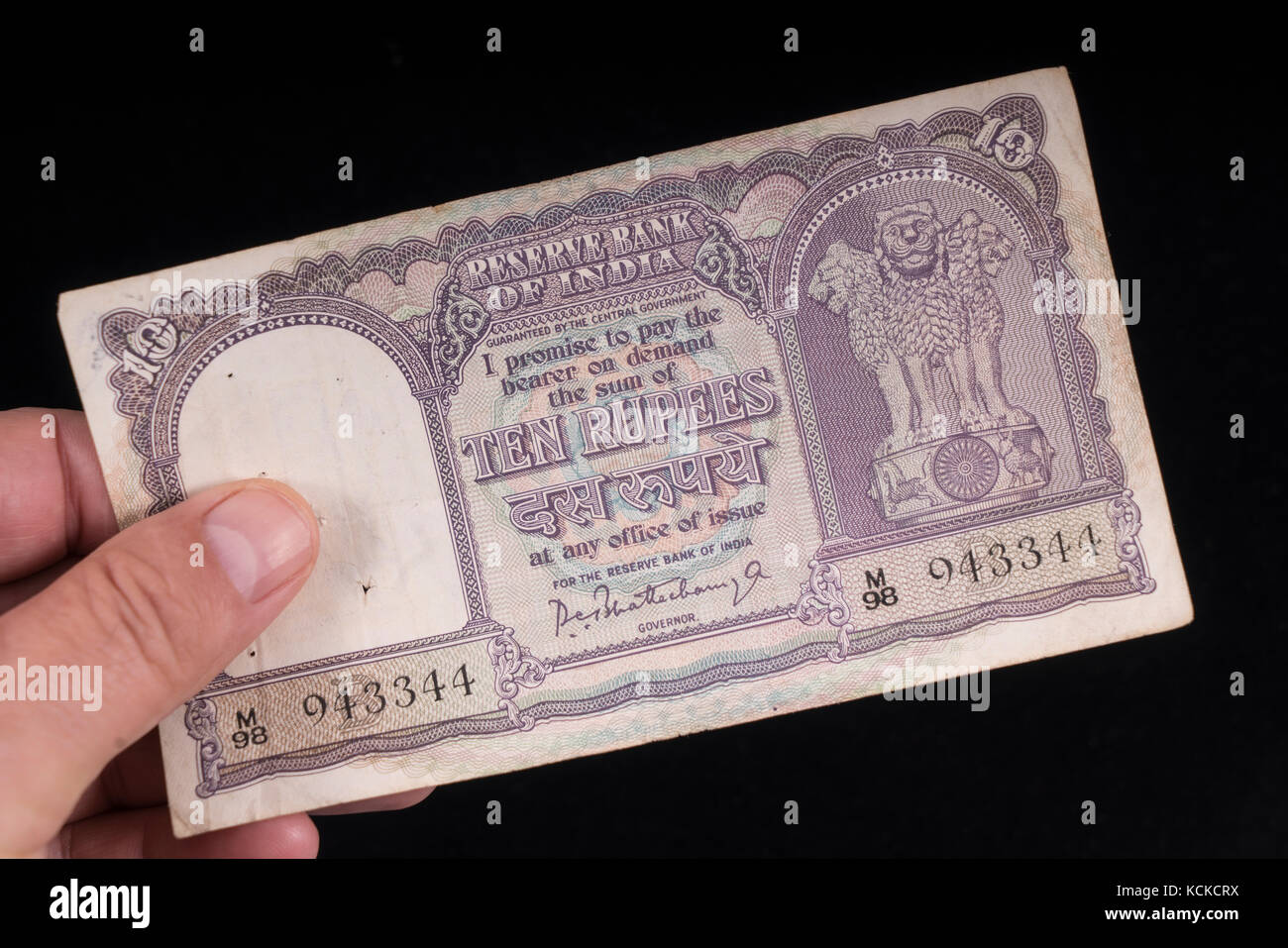 Un viejo billete indio a mano Foto de stock