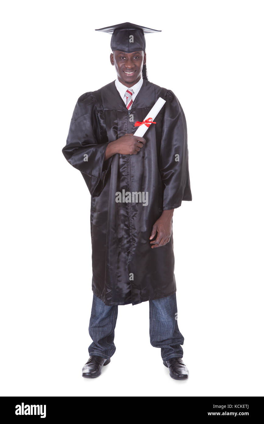 Retrato de hombre con Diploma de Graduación sobre fondo blanco. Foto de stock