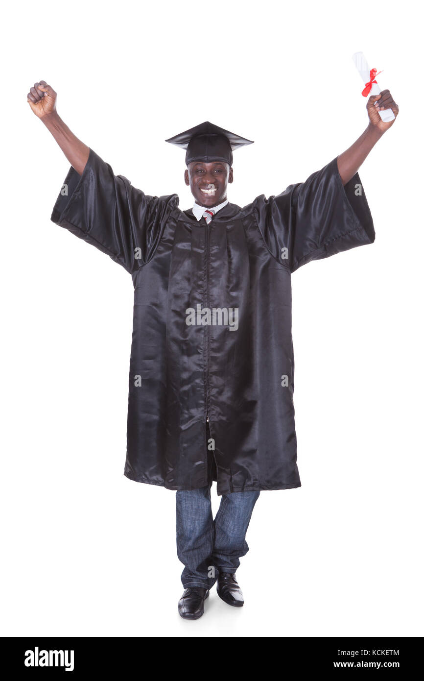 Hombre con Diploma de Graduación levantando la mano sobre fondo blanco. Foto de stock
