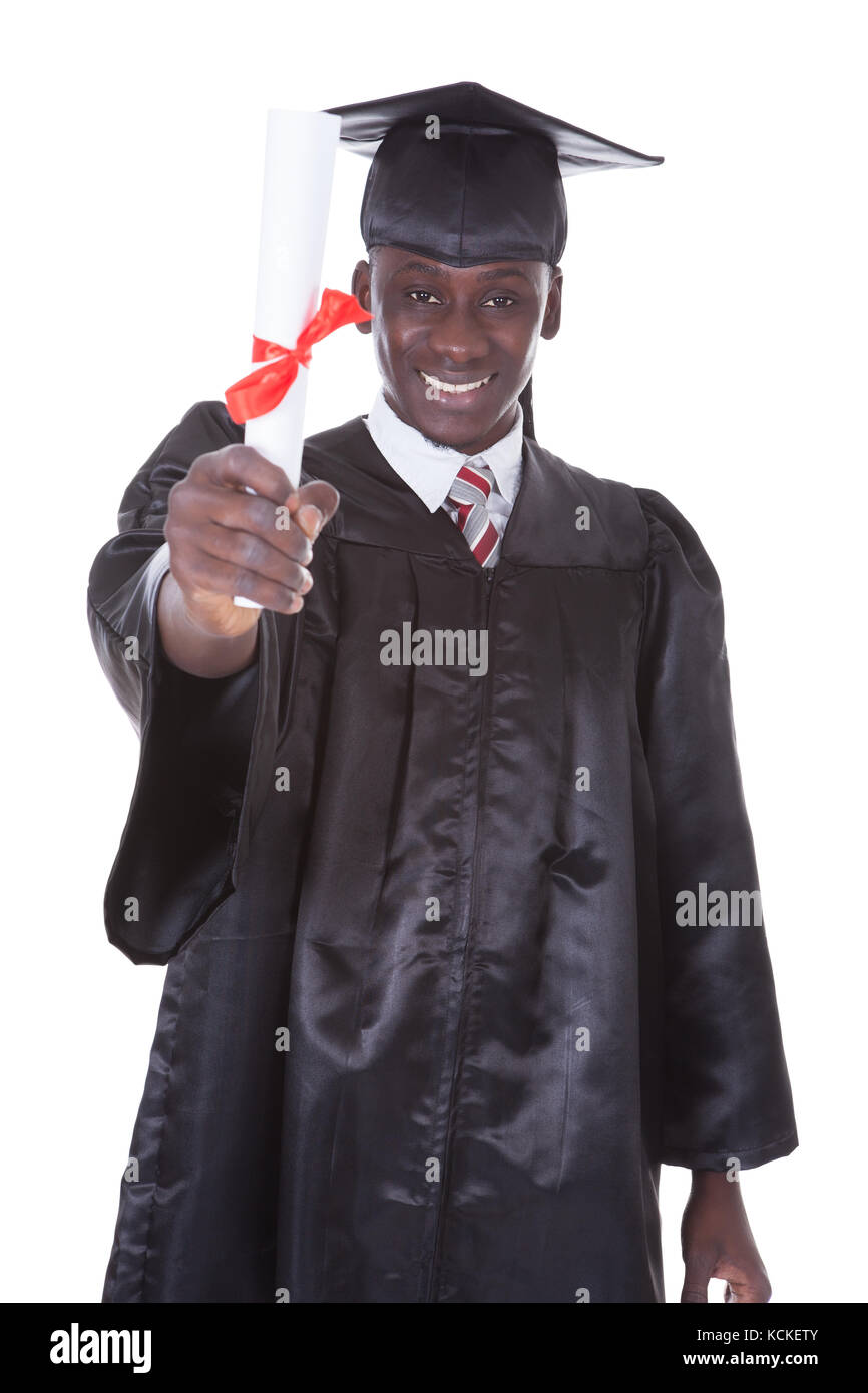 Retrato de hombre con Diploma de Graduación sobre fondo blanco. Foto de stock