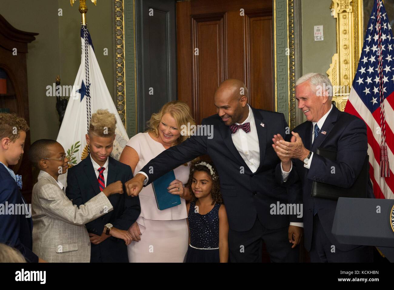 Vicepresidente de ee.uu. Mike Pence jura en dr. Jerome Adams como el cirujano general de los Estados Unidos en la Casa Blanca el 5 de septiembre de 2017 en Washington, DC. (Foto por Joyce n. boghosian via planetpix) Foto de stock