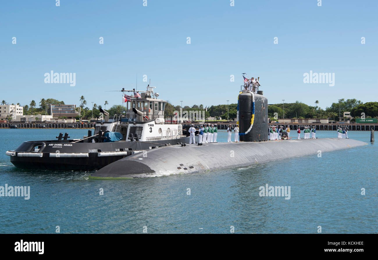 La marina de los EE.UU. los ángeles rápidos de ataque clase submarino USS Colón regresa a la base conjunta hickman de Pearl Harbor el 1 de septiembre de 2017, en Pearl Harbor, Hawai. (Foto por MCS2 shaun griffin via planetpix) Foto de stock