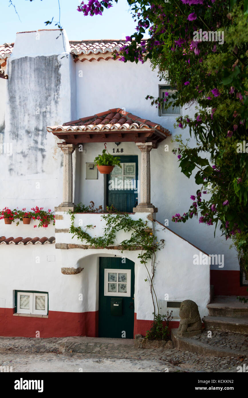 Casa típica en una calle de adoquines en el centro de la ciudad