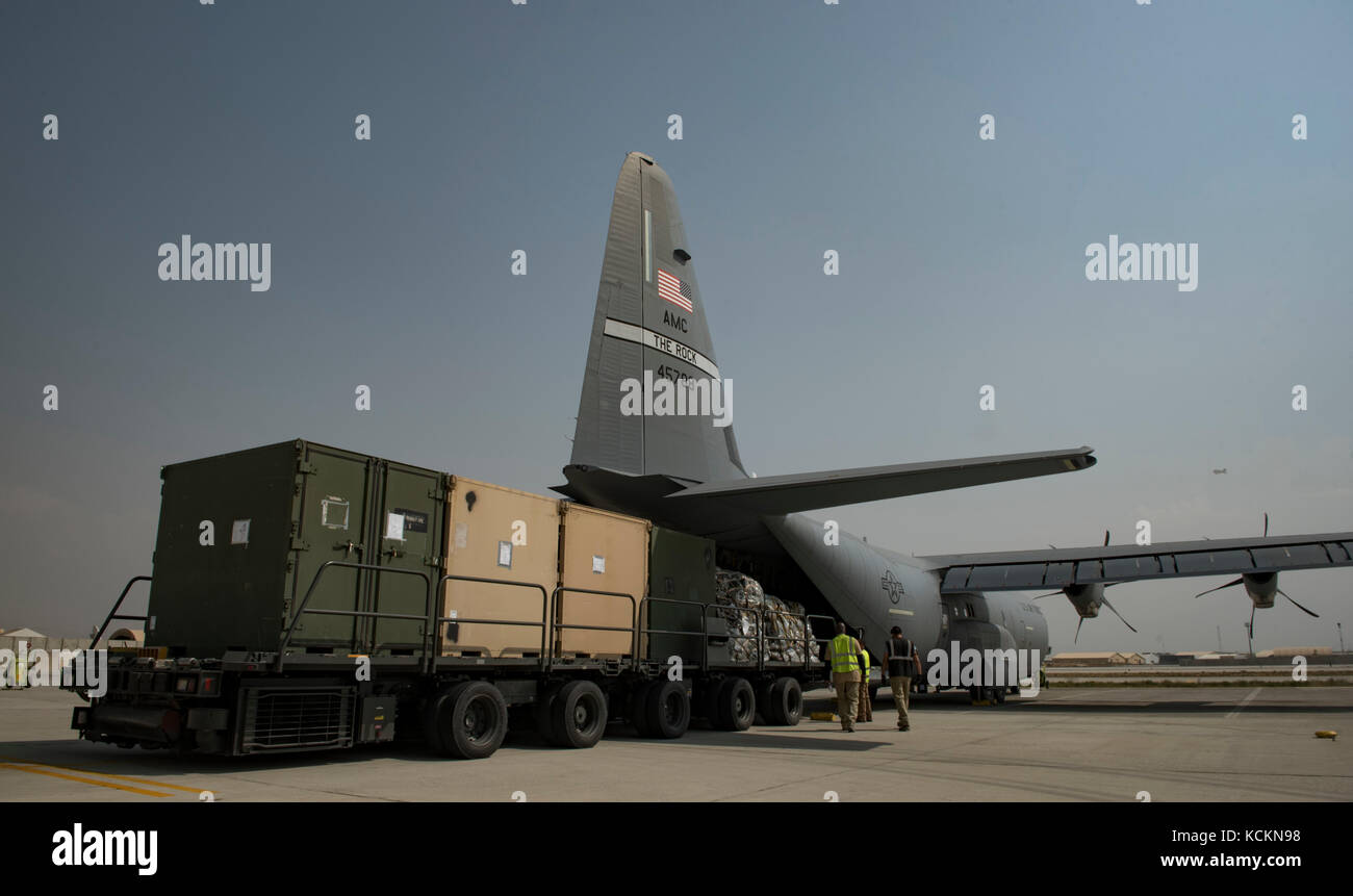 C-130J Super Hercules despega del aeródromo de Bagram, Afganistán, 4 de octubre, 2017 Foto de stock