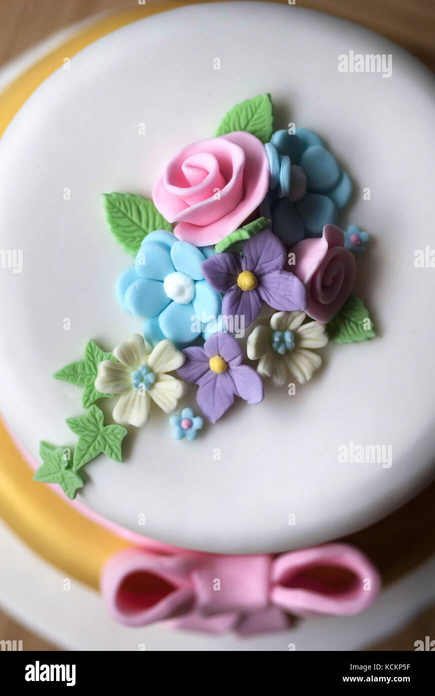 Guinda flores en tortas decoradas Fotografía de stock - Alamy