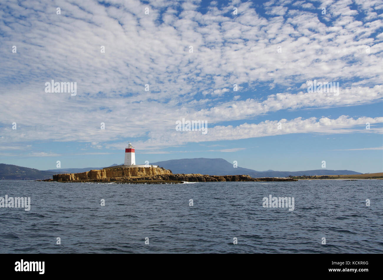 Faro de Iron Pot a la entrada del río Derwent, desde Storm Bay. Es la