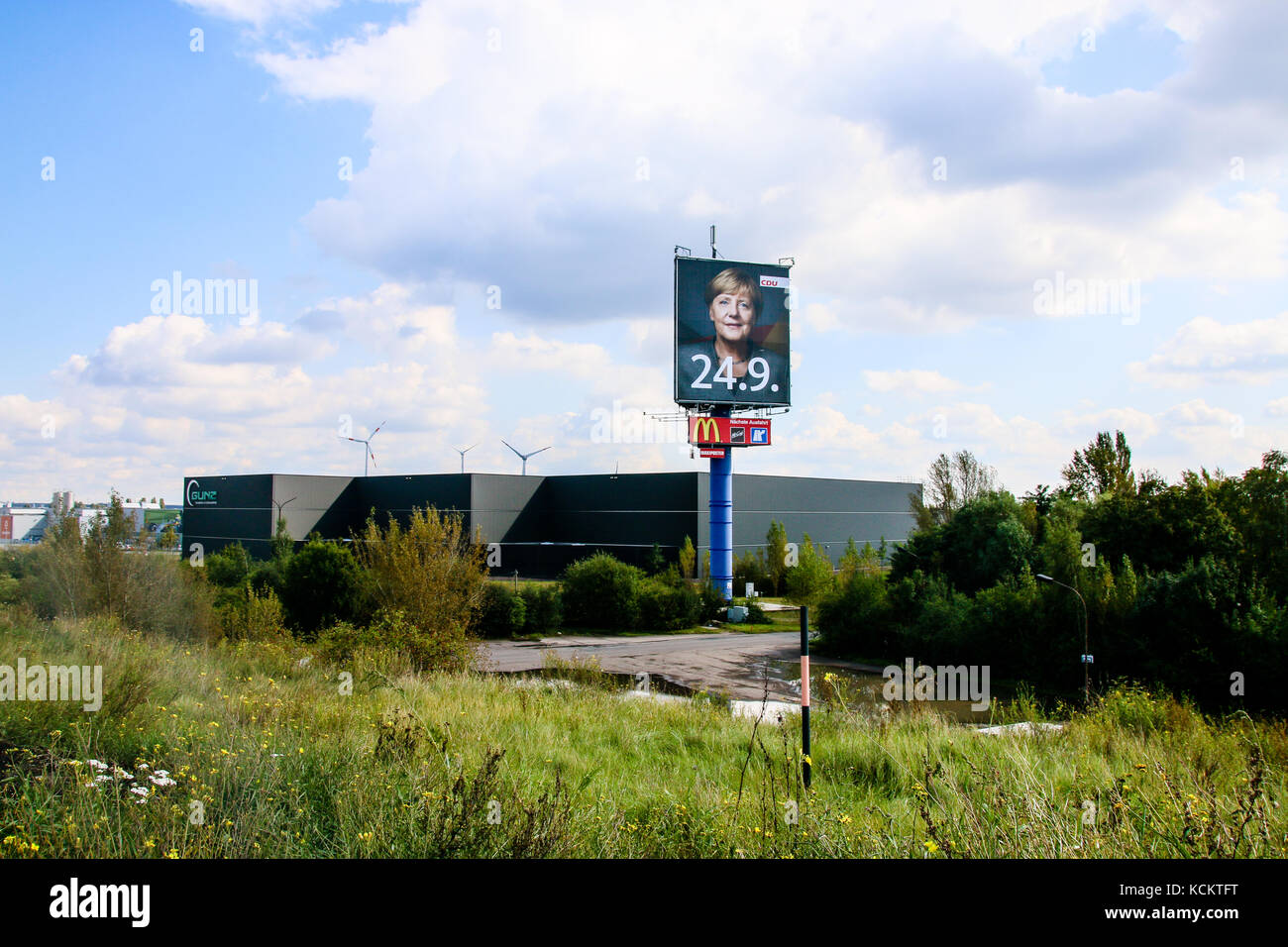 En Magdeburgo, Alemania - 17 de septiembre de 2017: uno de los mayores cartel electoral en Alemania de la canciller federal Angela Merkel (CDU), junto a la autopista Foto de stock