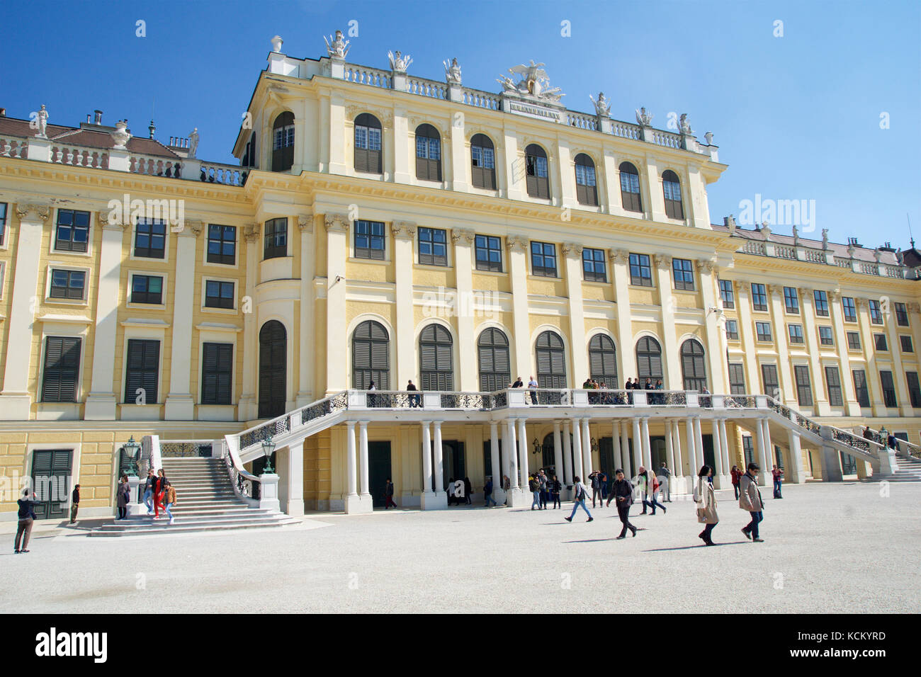 Viena, Austria - Abr 30th, 2017: fachada del palacio de Schönbrunn, antigua residencia de verano imperial, construido y remodelado durante el reinado de la emperatriz María Teresa en 1743 Foto de stock