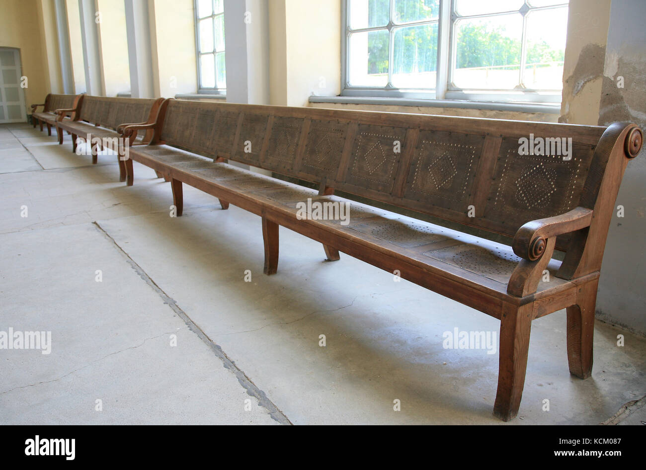 Banco de madera de la iglesia fotografías e imágenes de alta resolución -  Alamy